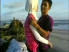 indonesian- cewek jilbab mesum di tepi pantai