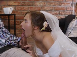 Bride sucks cock to stay at the apartment for free