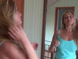 Smoldering blondie reaching her perfect orgasm on cam
