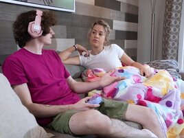 Tight stepsister wants her gamer bro to screw her up