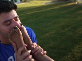 Black soccer hottie has a guy worshipping her feet first
