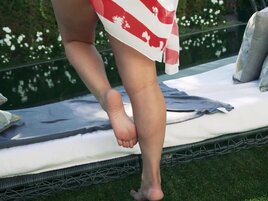 Sarah Arabic showing her feet and wants to make you hard